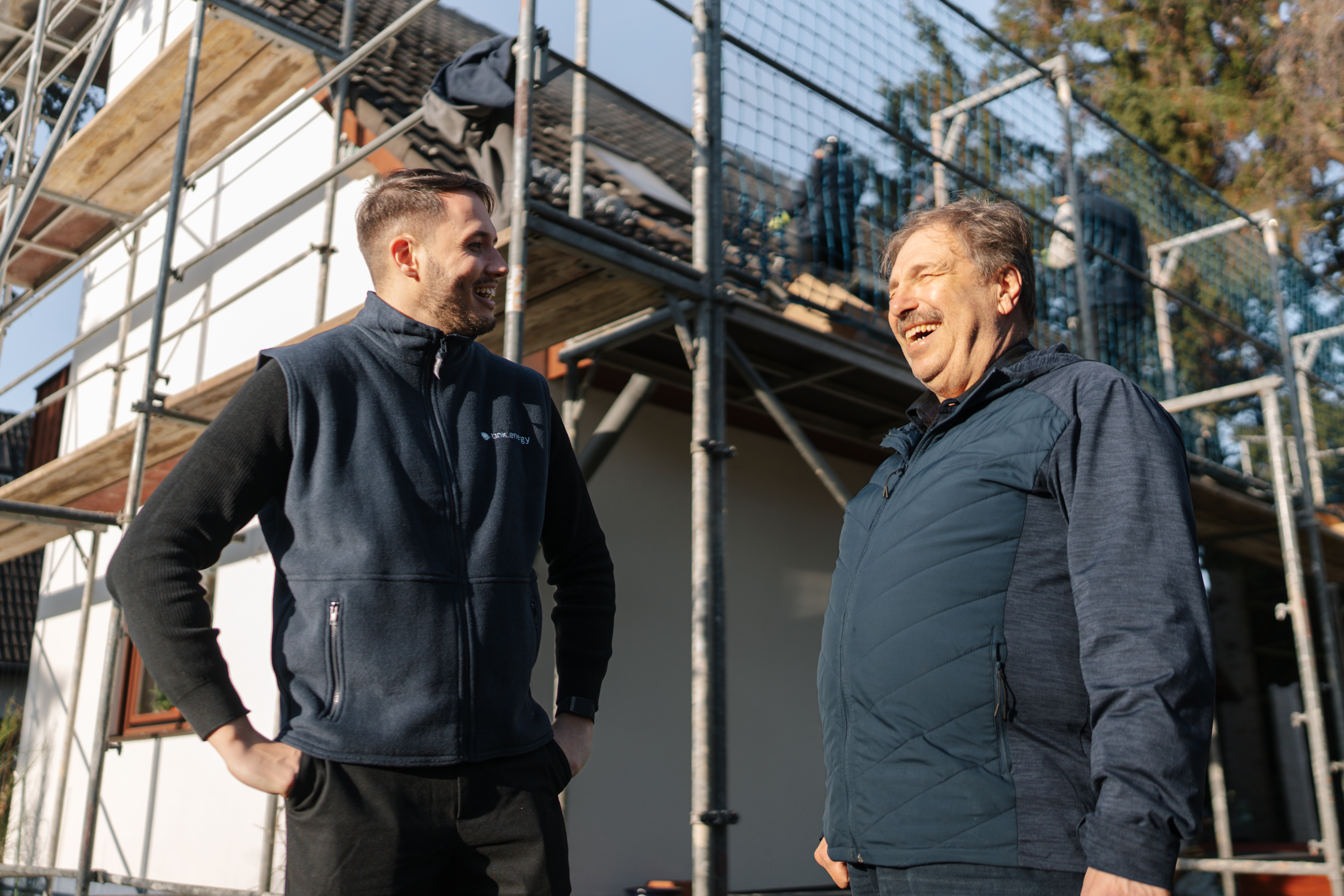 Handwerker eines regionalen Meisterbetriebs bei der Installation einer Solaranlage